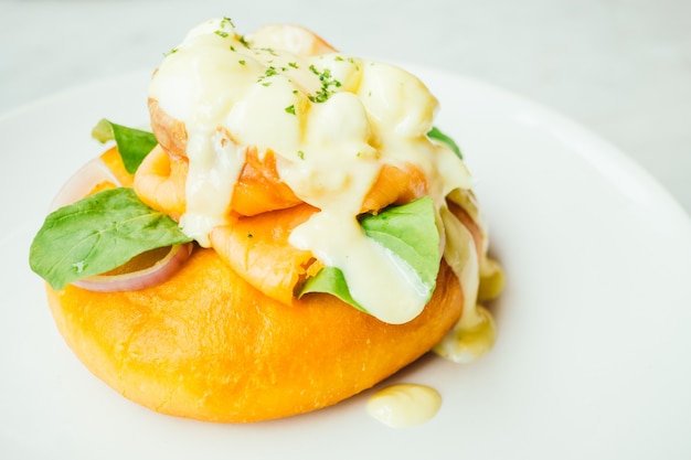 Donut brood met gerookte zalm en Egg Benedict