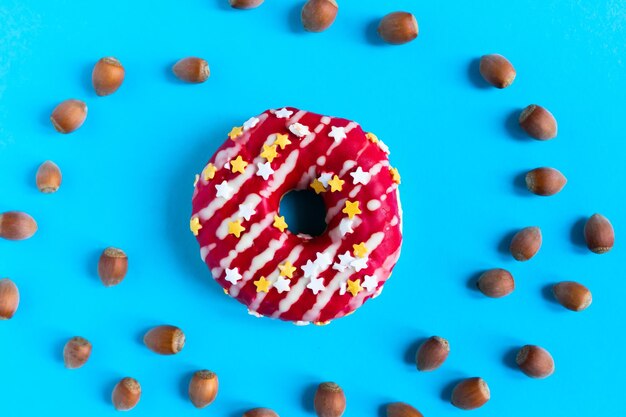 Donut met hazelnoten op een blauwe achtergrond, close-up