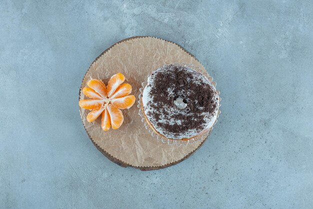 Donutbroodje met cacaopoeder erop.