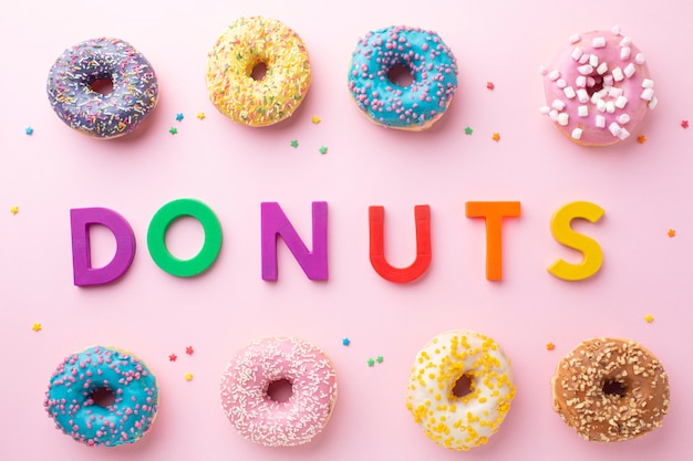 Gratis foto donuts arrangement met letters