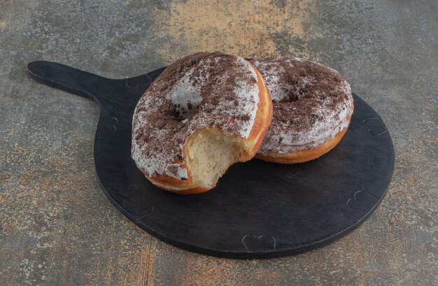 Donuts op een zwarte houten plank