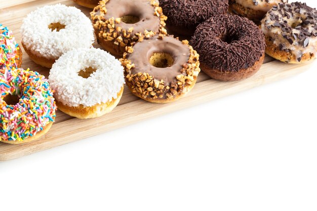 Donuts op houten plaat Premium Foto