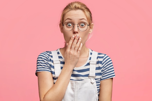 Doodsbang vrouw met blond haar en blauwe ogen