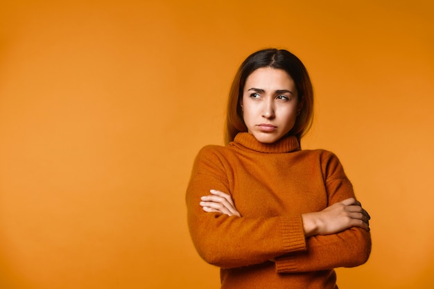 doordachte jonge blanke meisje gekleed in pullover