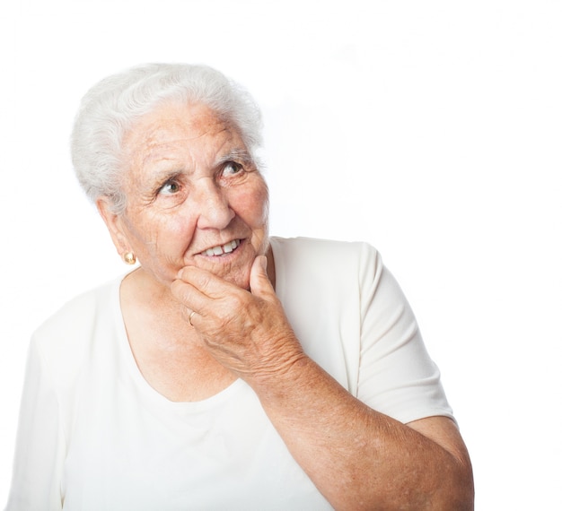 Doordachte senior vrouw met hand op gezicht