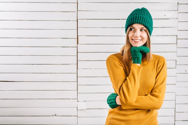 Doordachte vrouw in warme kleding