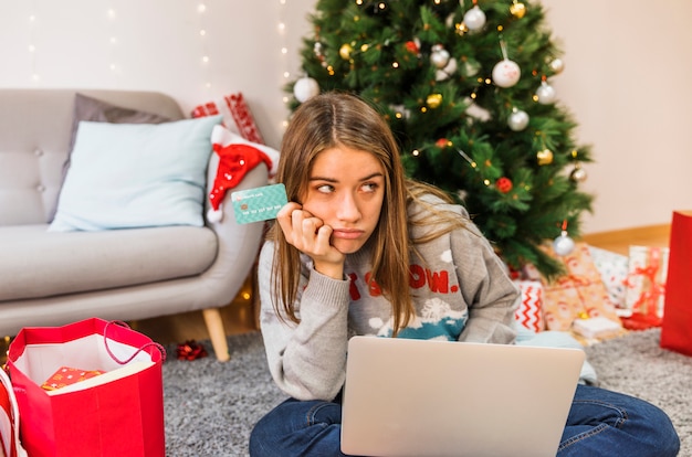 Doordachte vrouw online winkelen