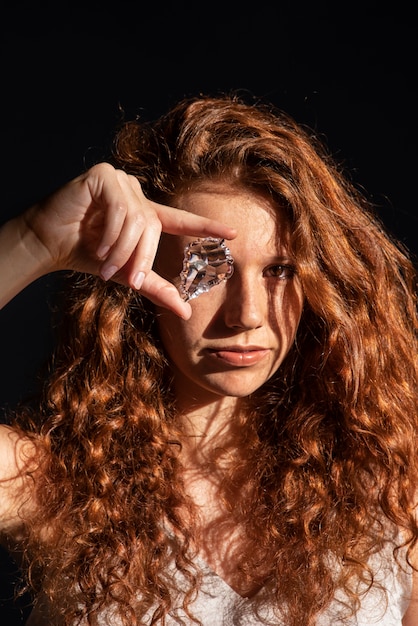 Doorschijnend en wazig portret van de vrouw