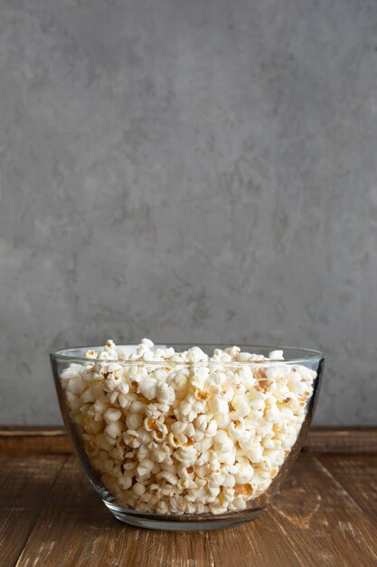 Doorzichtige schaal met popcorn