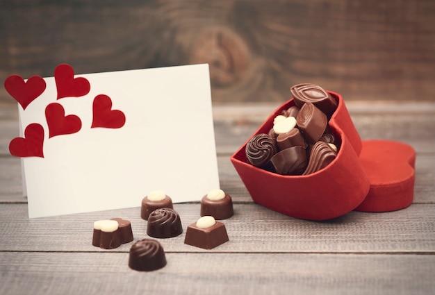 Gratis foto doos met chocolaatjes is voor jou