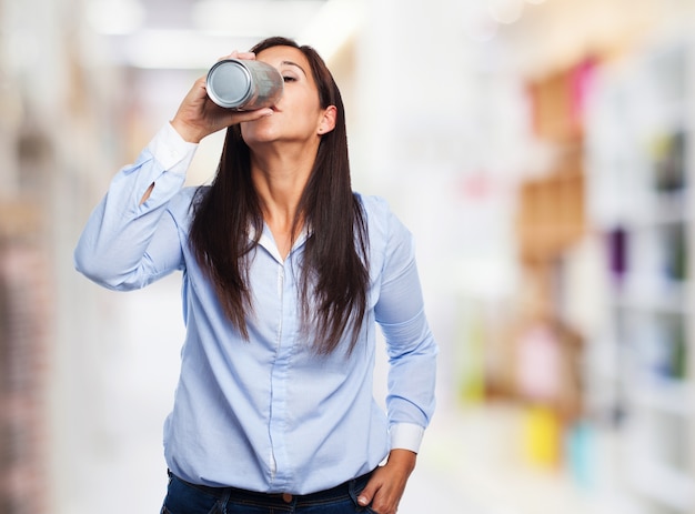 Gratis foto dorstige vrouw het drinken van een frisdrank