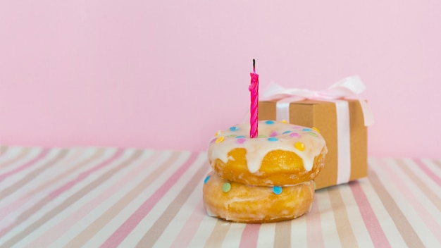 Gratis foto doughnut met kaars en heden