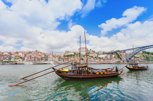 Douro rivier en traditionele boten in porto, portugal