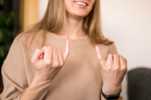 Gratis foto dove vrouw die door gebarentaal communiceert