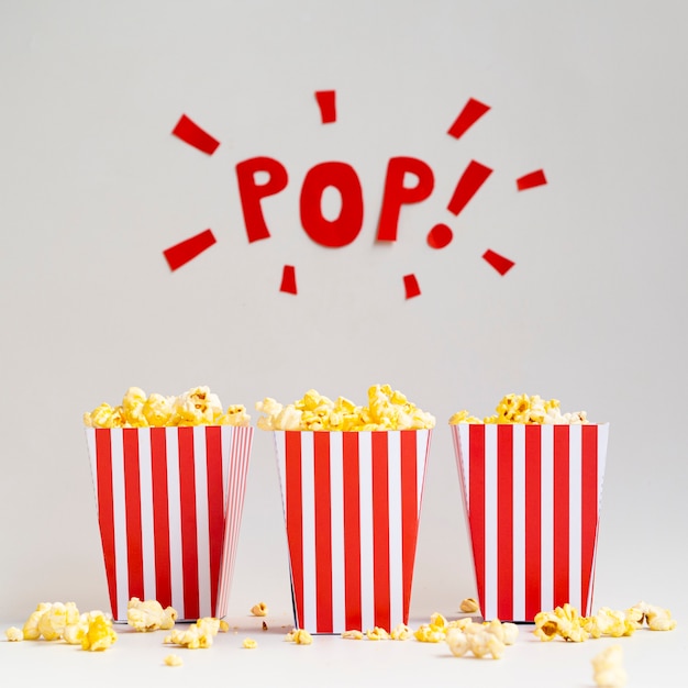 Gratis foto dozen popcorn op grijze achtergrond