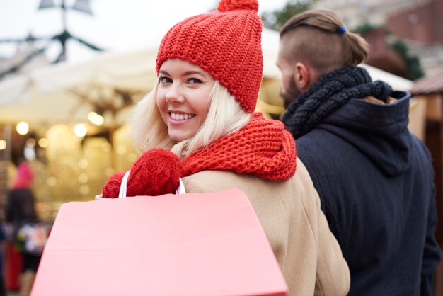 Draaiende vrouw die camera bekijkt