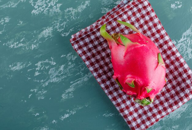 Dragon fruit op gips en picknick doek. plat lag.