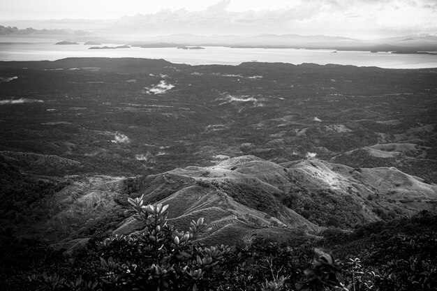 Gratis foto dramatische zwart-wit landschap hoge hoek