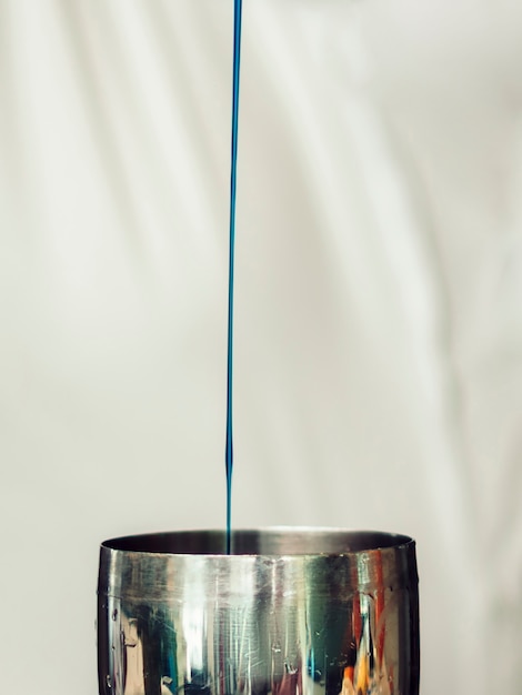 Drank gegoten in shaker op lichte achtergrond