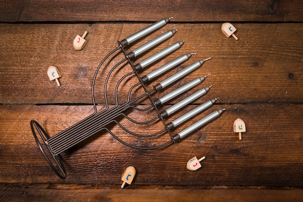 Dreidels die rond menorah liggen