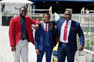 Drie afro-amerikaanse gelukkige succesvolle mannen in pak rich black business mans