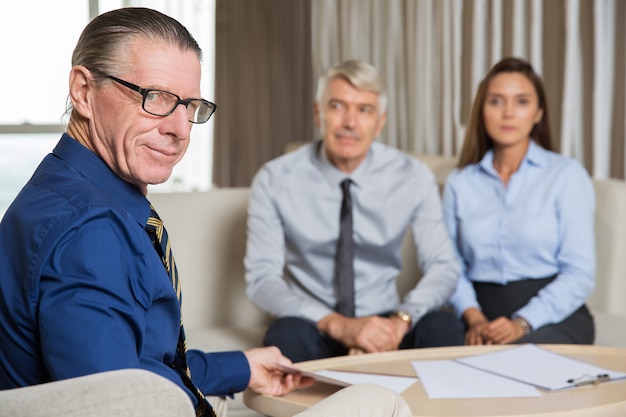 Drie business partners bijeenkomst aan tafel in office