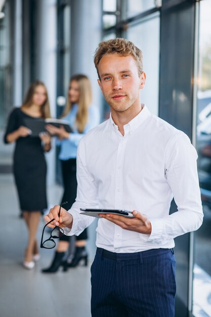 Drie collega's werken in een autosalon.