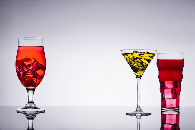 Gratis foto drie elegante cocktails