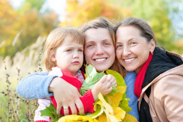 drie generaties vrouwen in de herfst