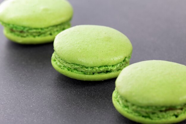 Drie groene bitterkoekjes in keuken