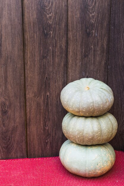 Drie grote pompoenen op tafel