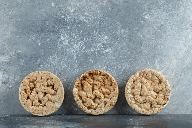 Drie heerlijk knäckebröd op marmeren oppervlak