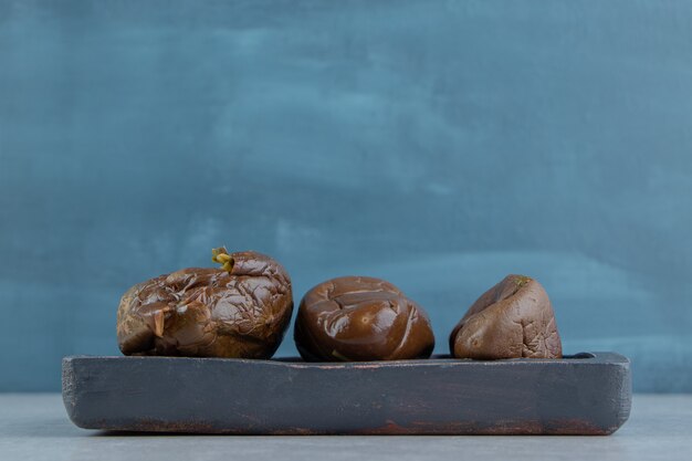 Drie ingelegde aubergines op het bord