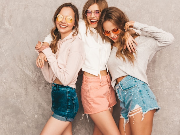 Drie Jonge Mooie Lachende Prachtige Meisjes In Trendy Zomerkleren Sexy Zorgeloze Vrouwen 