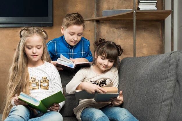 Drie kinderen lezen