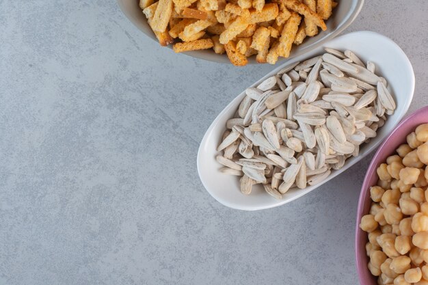 Drie kleurrijke borden met heerlijk eten voor het bier.