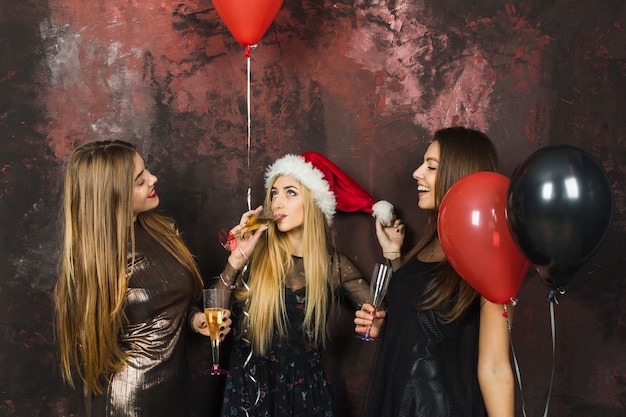 Drie meisjes die nieuw jaar samen vieren