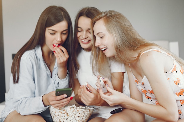 Drie meisjes hebben thuis een pyjama feestje