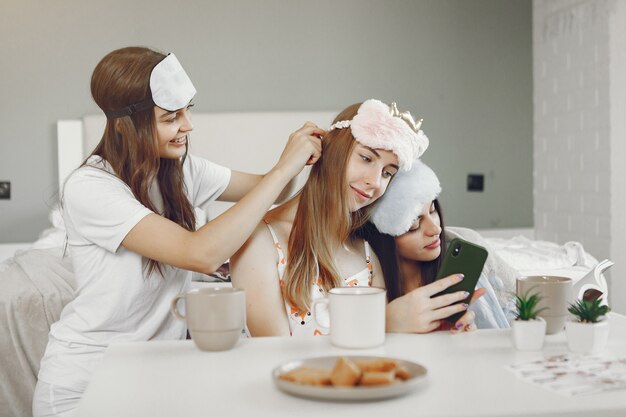 Drie meisjes hebben thuis een pyjama feestje