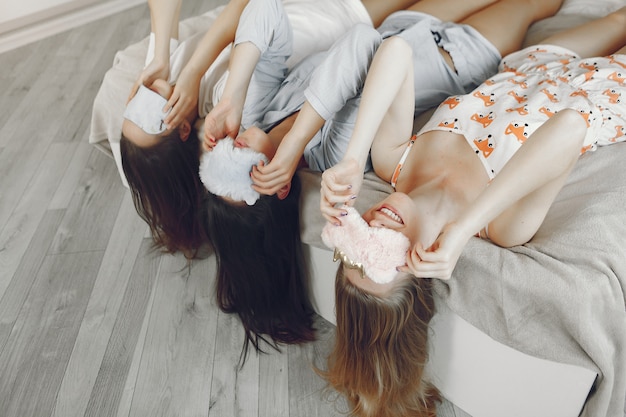 Drie meisjes hebben thuis een pyjama feestje