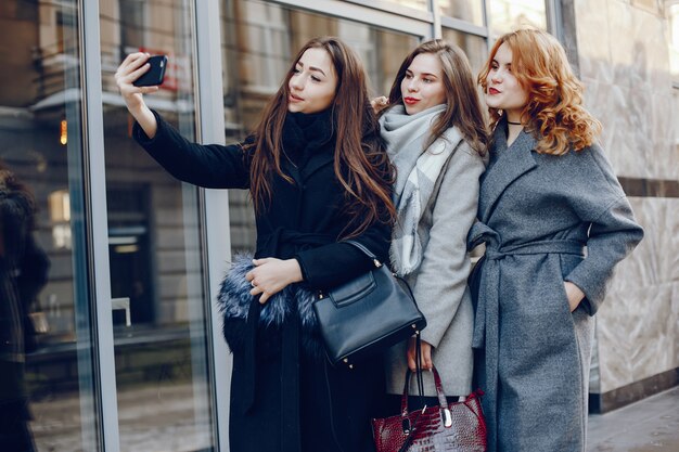 drie mooi meisje in een winter stad