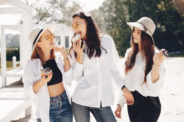 Drie mooie meisjes in een de zomerpark