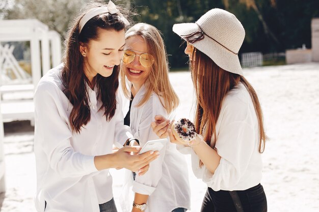 Drie mooie meisjes in een de zomerpark