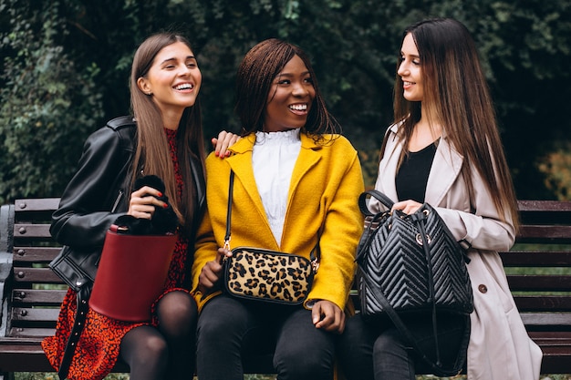 Gratis foto drie multiculturele vrienden in de straat