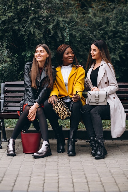 Drie multiculturele vrienden in de straat