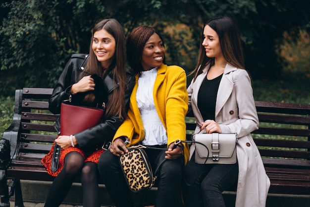 Gratis foto drie multiculturele vrienden in de straat