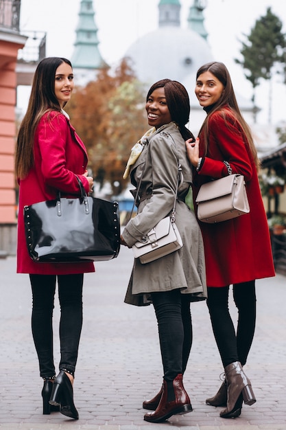 Gratis foto drie multiculturele vrouwen in de straat