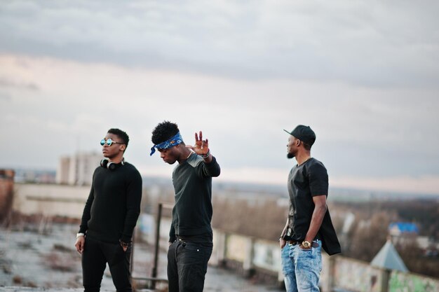 Drie rapzangersband op het dak