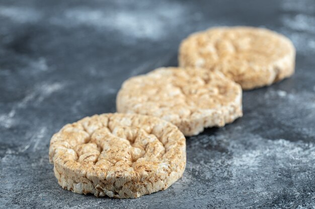 Drie ronde knäckebröd op marmer.