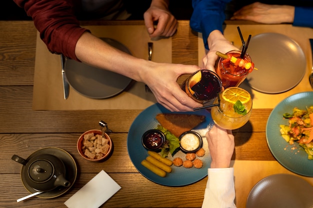 Drie senior vrienden drinken in een restaurant